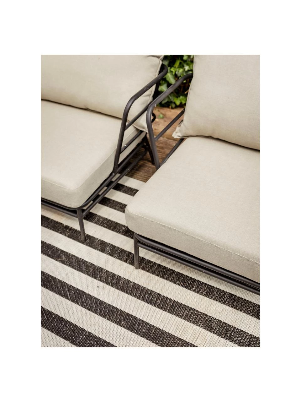 Westwing Collection Gestreifter In- & Outdoor-Teppich Axa in Schwarz/Cremeweiß, B 80 x L 150 cm (Größe XS) 4 Westwing Collection Gestreifter In- & Outdoor-Teppich Axa in Schwarz/Cremeweiß, B 80 x L 150 cm (Größe XS) – Bild 2