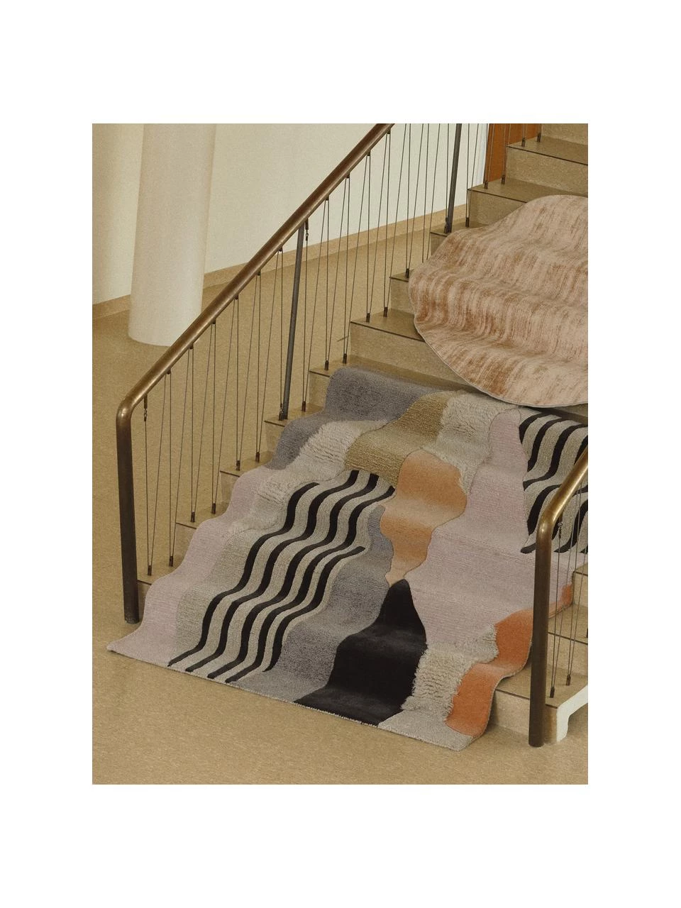 Jotex Großer handgetufteter Hochflor-Wollteppich Bobo mit buntem abstraktem Muster, B 160 x L 230 cm (Größe M) 4 Jotex Großer handgetufteter Hochflor-Wollteppich Bobo mit buntem abstraktem Muster, B 160 x L 230 cm (Größe M) – Bild 2