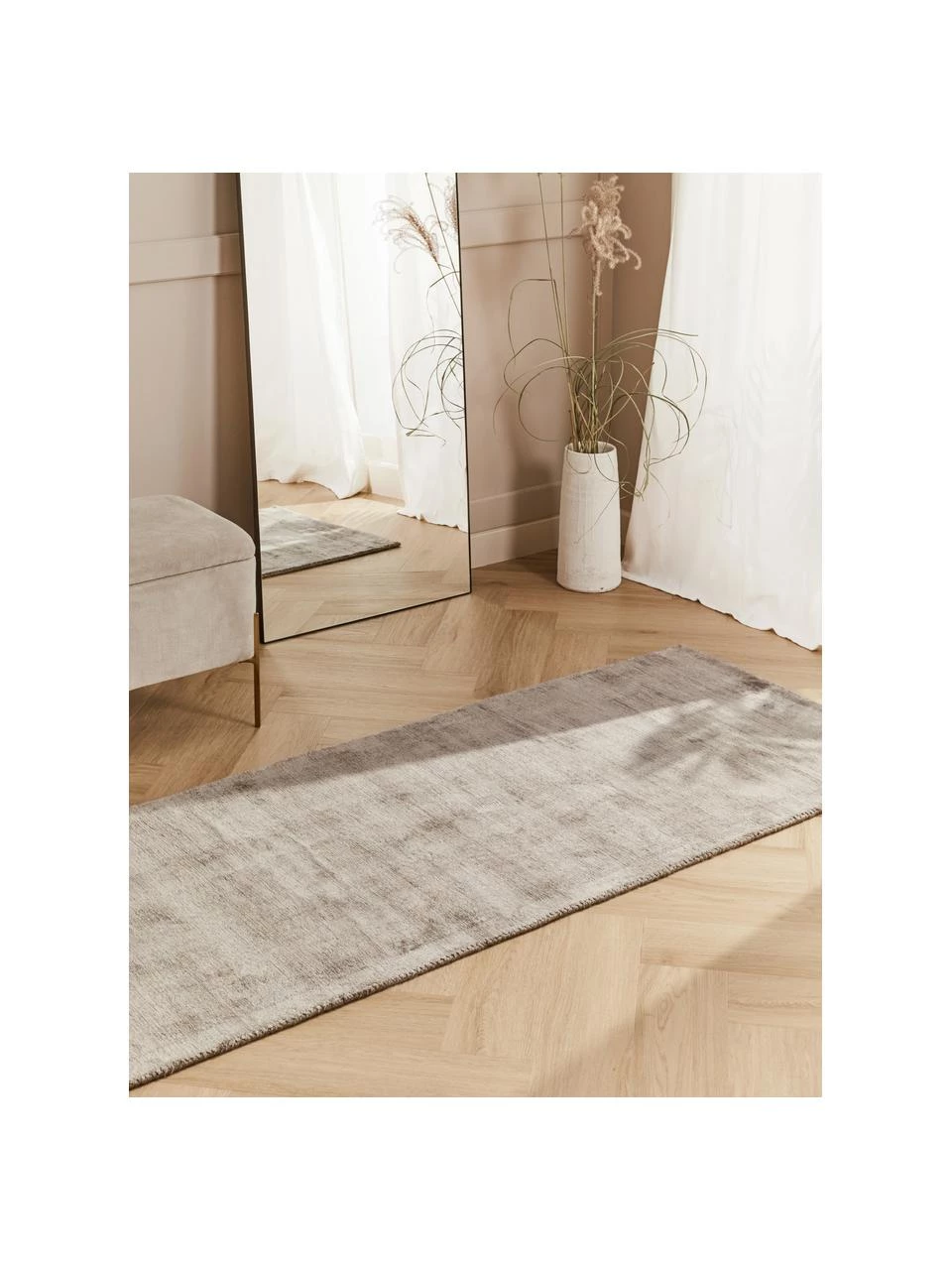 Westwing Collection Handgewebter Viskoseläufer Jane in Taupe, B 80 x L 200 cm 4 Westwing Collection Handgewebter Viskoseläufer Jane in Taupe, B 80 x L 200 cm – Bild 2