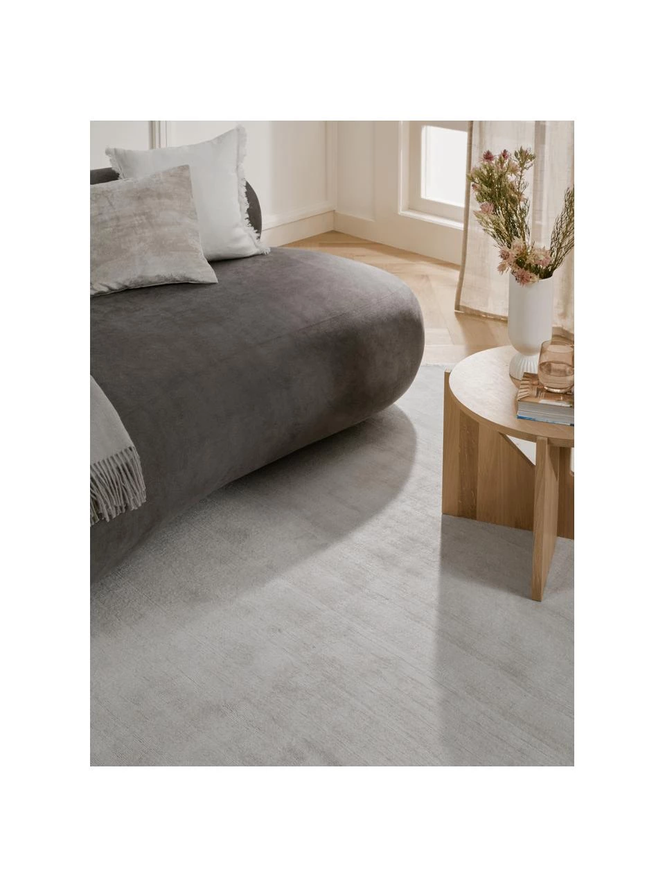 Westwing Collection Handgewebter Viskoseteppich Jane Diamond in Elfenbeinfarben, B 120 x L 180 cm (Größe S) 4 Westwing Collection Handgewebter Viskoseteppich Jane Diamond in Elfenbeinfarben, B 120 x L 180 cm (Größe S) – Bild 2