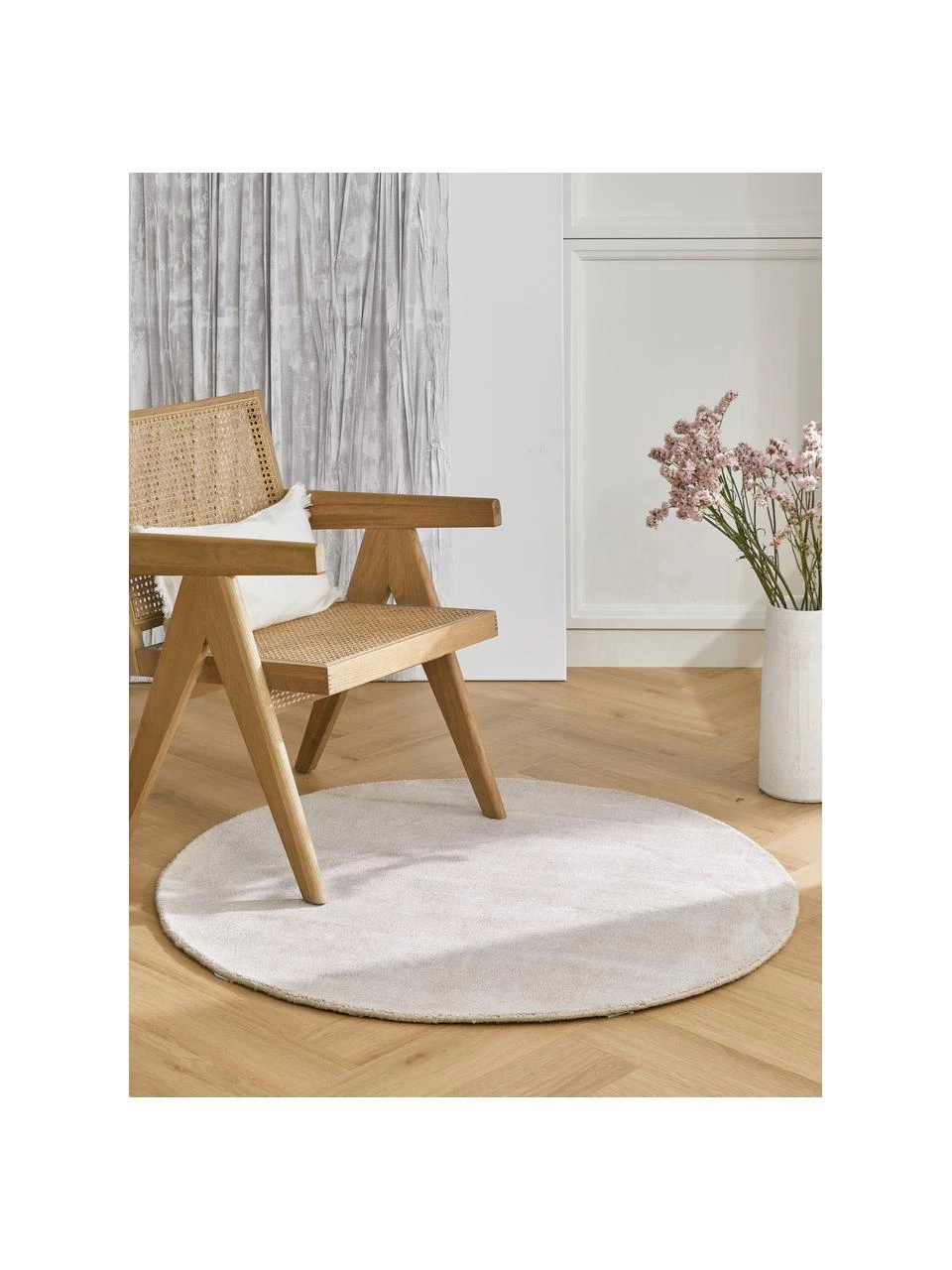 Westwing Collection Runder Viskoseteppich Jane in Beige, handgewebt, Ø 120 cm (Größe S) 4 Westwing Collection Runder Viskoseteppich Jane in Beige, handgewebt, Ø 120 cm (Größe S) – Bild 2