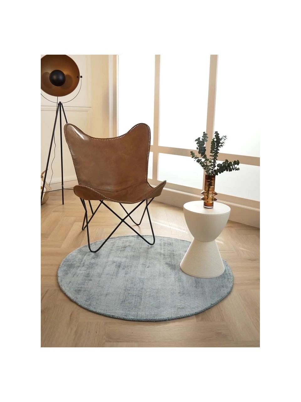 Westwing Collection Runder Viskoseteppich Jane in Eisblau, handgewebt, Ø 120 cm (Größe S) 4 Westwing Collection Runder Viskoseteppich Jane in Eisblau, handgewebt, Ø 120 cm (Größe S) – Bild 2