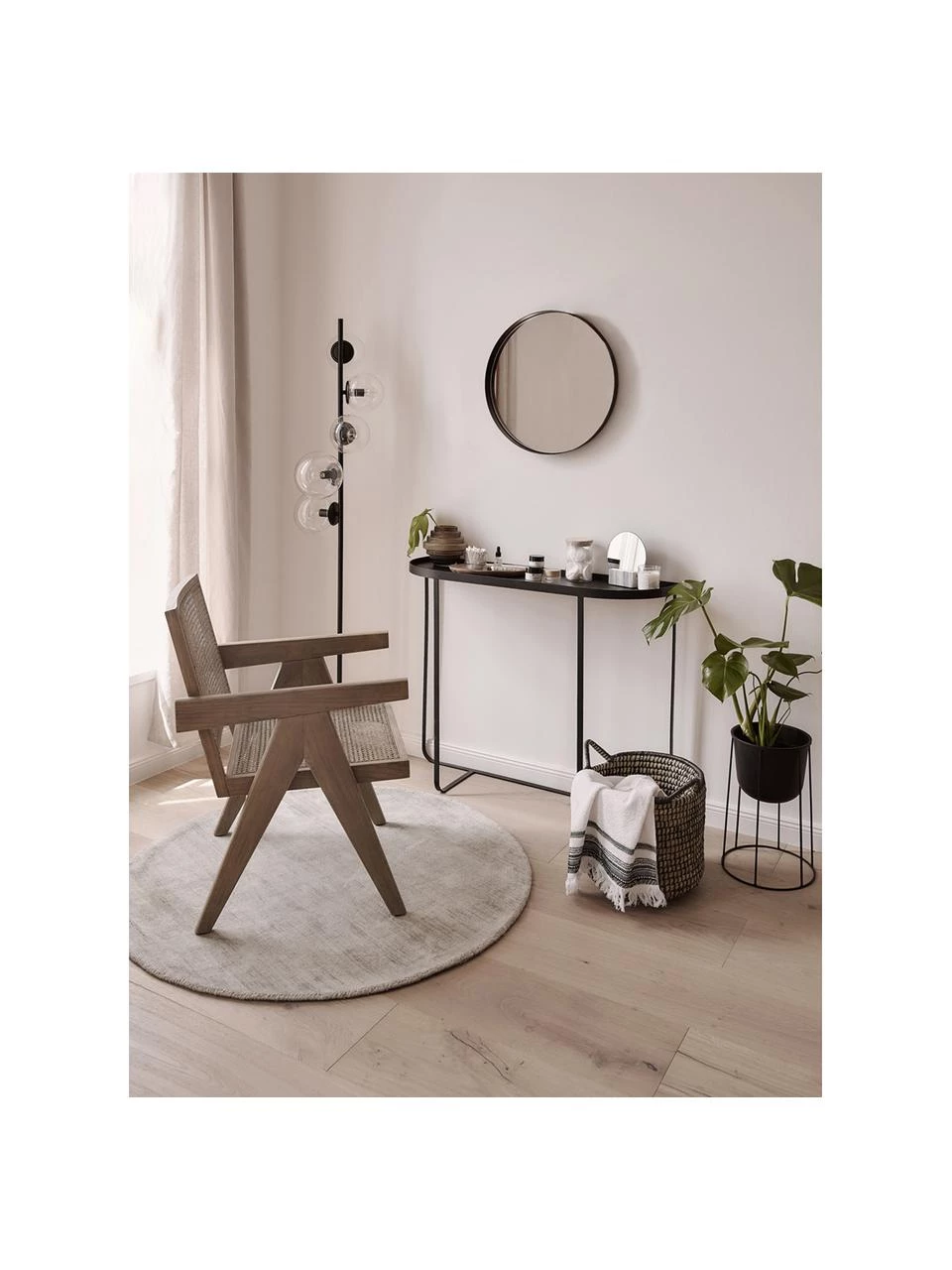 Westwing Collection Runder Viskoseteppich Jane in Hellgrau-Beige, handgewebt, Ø 120 cm (Größe S) 4 Westwing Collection Runder Viskoseteppich Jane in Hellgrau-Beige, handgewebt, Ø 120 cm (Größe S) – Bild 2