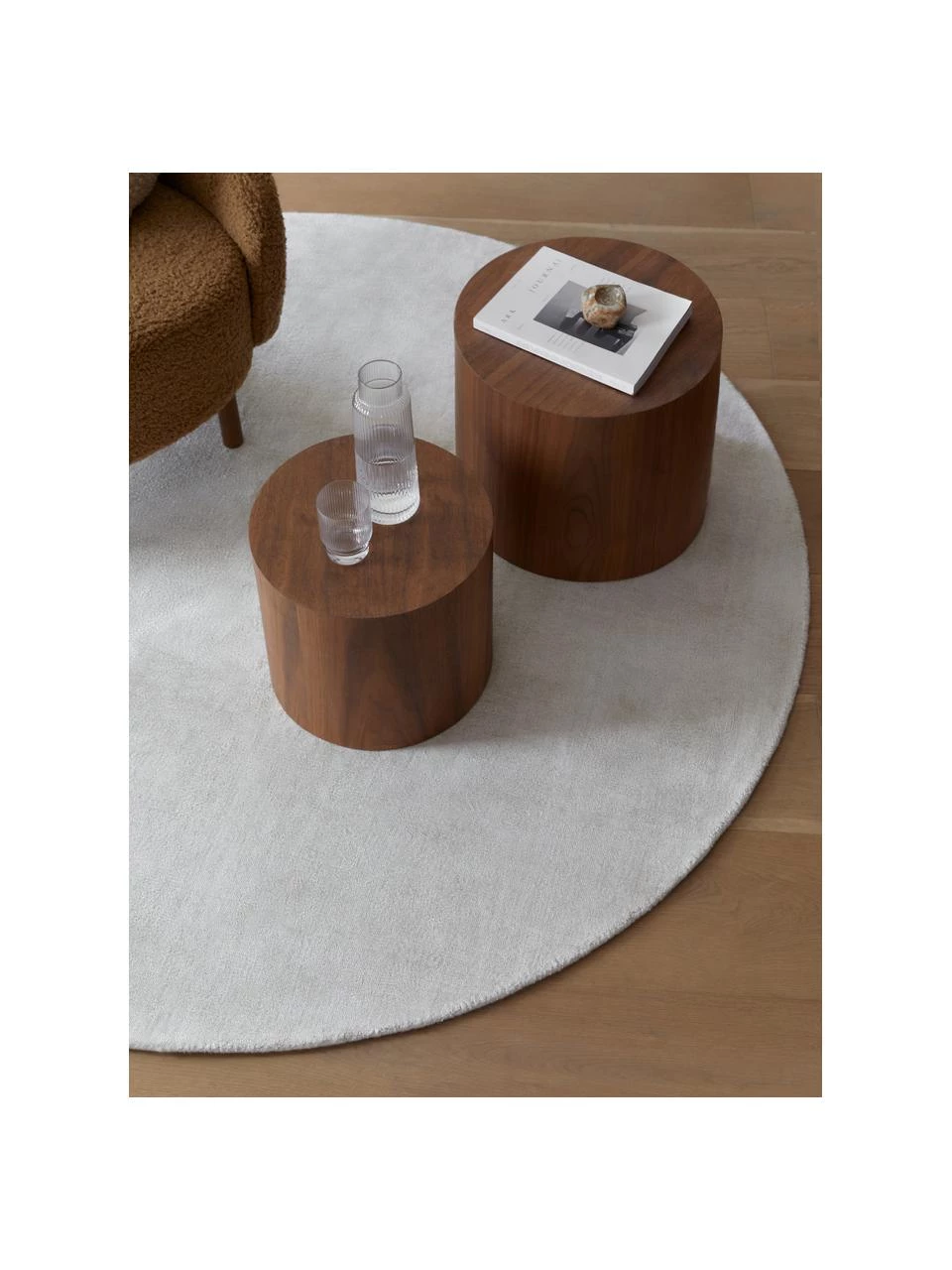 Westwing Collection Runder Viskoseteppich Jane in Silbergrau, handgewebt, Ø 120 cm (Größe S) 4 Westwing Collection Runder Viskoseteppich Jane in Silbergrau, handgewebt, Ø 120 cm (Größe S) – Bild 2